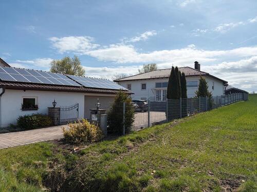 Foto - Haus mit Gewerberäumen im Keller, traumhafter Garten mit Pool