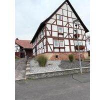 Wohnhaushälfte mit Nebengebäuden, Wiesen und Acker - Wehretal