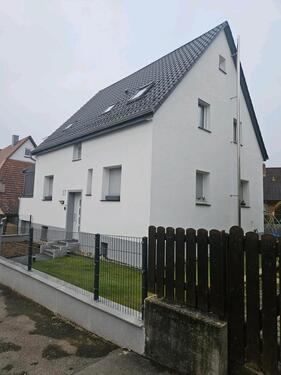 Foto - Großes Haus mit Balkon und Garten