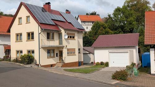 Foto - Gepflegtes Einfamilienhaus mit 6,5 Zimmern, 3 Garagen und Garten