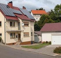 Gepflegtes Einfamilienhaus mit 6,5 Zimmern, 3 Garagen und Garten - Nentershausen