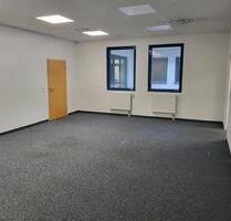 Büro zur untermiete - 650,00&nbsp;EUR Kaltmiete, ca.&nbsp; 30,00&nbsp;m&sup2; in Frankfurt am Main (PLZ: 60437) Bonames