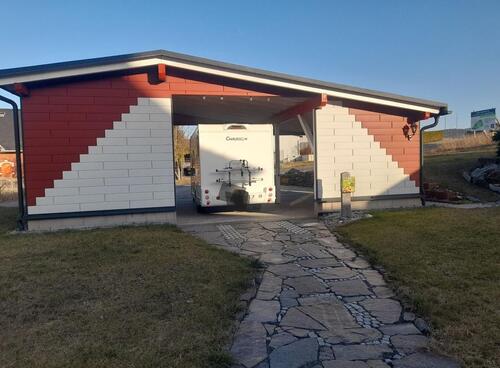 Foto - PKW-Stellplatz oder Wohnwagen im Carport