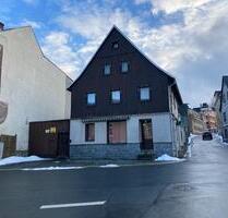 Freistehendes Stadthaus ca. 240m² Wohnpotenzial, Garagen, Garten - Markneukirchen