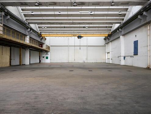 Foto - Weitläufige Produktions- & Lagerhalle mit imposanter Deckenhöhe & Rolltor– für Handwerk & Industrie