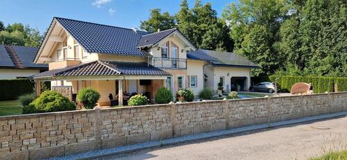 Foto - Attraktives Einfamilienhaus mit Pool in ruhiger Lage