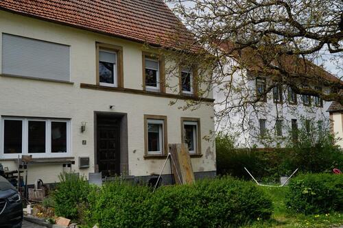 Foto - Alter Bauernhof mitten im Dorf und doch im grünen und sehr ruhig.