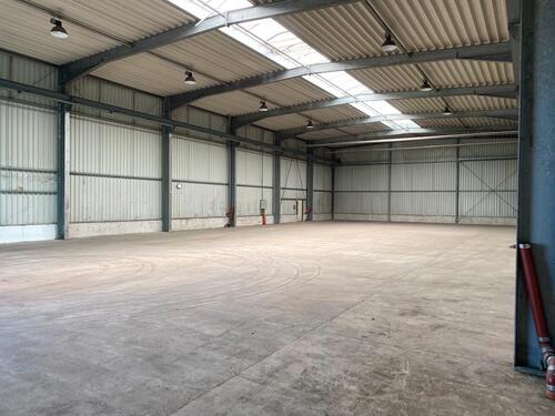 Foto - LKW Halle Lagerhalle Stellplätze Außenlager