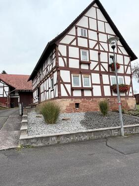 Foto - Wohnhaushälfte mit Nebengebäuden, Wiesen, Acker