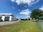 Foto - Attraktive Grünfläche neben einem Autohaus in Dessau - Straßenblick