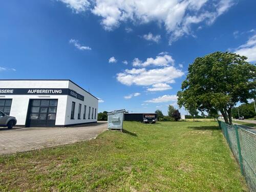 Foto - Attraktive Grünfläche neben einem Autohaus in Dessau - Straßenblick