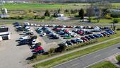 Foto - Fahrzeugplatz für ca. 100 Autos vor modernem Autohaus in Dessau