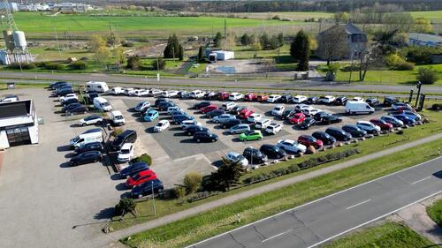 Foto - Fahrzeugplatz für ca. 100 Autos vor modernem Autohaus in Dessau