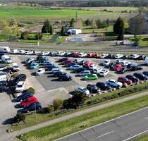 Fahrzeugplatz für ca. 100 Autos vor modernem Autohaus in Dessau - Dessau-Roßlau Rodleben