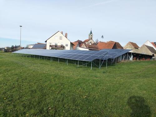 Foto - Mehrfamilienhaus mit Altbestand, PV-Anlagen und großem Grundstück