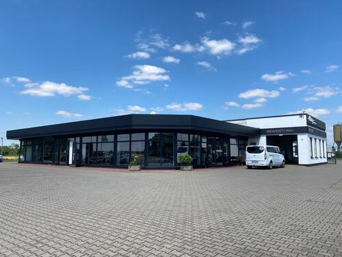 Foto - Lichtdurchfluteter Showroom in modernem Autohaus in Dessau