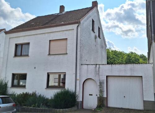 Foto - Ein- Zweifamilienhaus mit Schwimmhalle und Garage