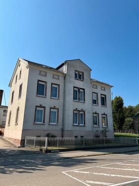 Foto - 4-Fam.- Haus mit Gewerbeanbau-Fabrik und 6 Garagen in Burgstädt