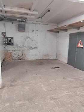 Foto - Stellplatz und Werkstattraum in großer Halle