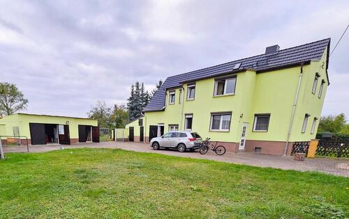 Foto - Einfamilienhaus mit Garagen und Nebengelass