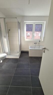 Foto - Neu! 101 m², 5-Raum mit Balkon, Gast-WC