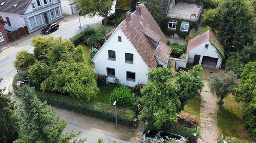 Foto - Freistehendes Einfamilienhaus mit Stallgebäude und Garten 