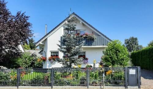 Foto - Einfamilienhaus mit Nebengebäude