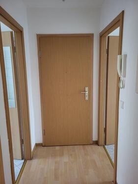 Foto - Helle 2 -Raumwohnung mit Balkon & Tageslichtbad (Wanne) im Hochparterre!