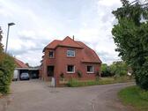 Foto - Wohnhaus mit Doppelgarage und Carport