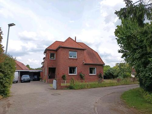 Foto - Wohnhaus mit Doppelgarage und Carport