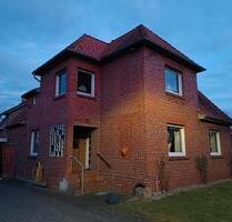Wohnhaus mit Doppelgarage und Carport - Haßbergen