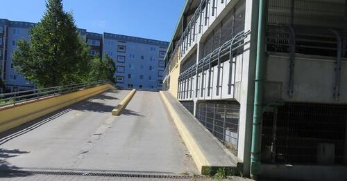 Foto - Parkplatz im oder vor dem Parkhaus