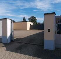 Stellplätze auf mit Mauer eingefassten Grundstück - Gommern
