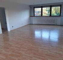 große 4 ZKB Wohnung mit Balkon in Zemmer zu vermieten