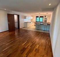 Attraktive 4-Zimmer-Wohnung mit großer Wohnküche und Balkon - Planegg