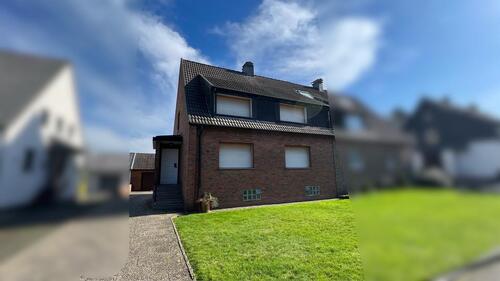 Foto - Provisionsfrei: EinZweifamilienhaus mit großem Grundstück DHH