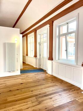 Foto - Außergewöhnlich, großzügig, zentral! 4 Zi. - wie ein eigenes Haus
