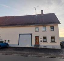 Großes Wohnhaus mit Nebengebäude - Ostrach