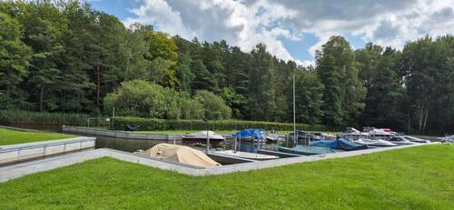 Foto - Grundstück mit Bungalow, Bootsliegeplatz und Motorboot