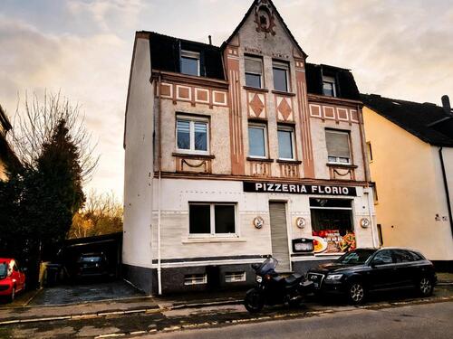 Foto - Mehrfamilienhaus mit Anbau und anschließenden Garagen