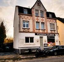 Mehrfamilienhaus mit Anbau und anschließenden Garagen - Dortmund Scharnhorst