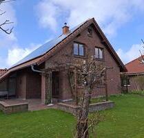 Ab sofort zu vermieten ist dieses gepflegte Einfamilienhaus mitten in Hooksiel an langjährige Mieter, die gerne ihr Haustier mitbringen dürfen. Auf knapp 130 m² Wohnfläche bietet dieses Haus Raum... - Wangerland
