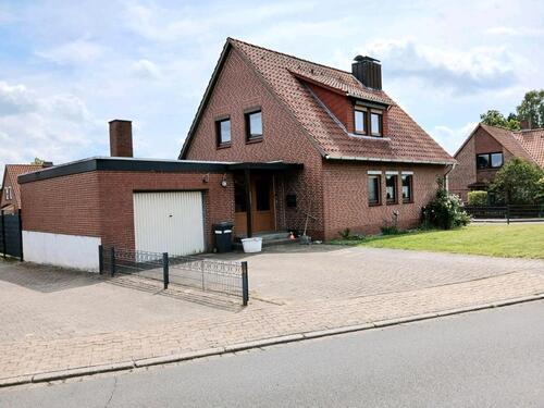 Foto - Einfamilienhaus mit großer Garage