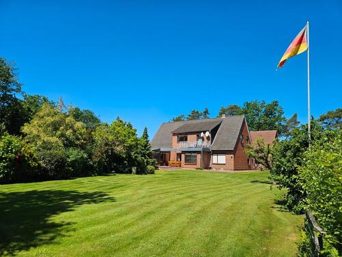 Foto - Einfamilienhaus mit Einliegerwohnung und großen Grundstück