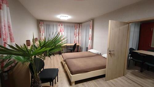 Foto - Möblierte Zimmer in einer modernen Stadtvilla