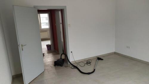 Foto - 2 Zimmer Wohnung Wohnzimmer Küche Diele Bad + Abstellraum+Balkon