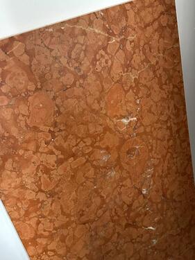 Foto - Rote Marmortischplatte – Naturkunst trifft Design