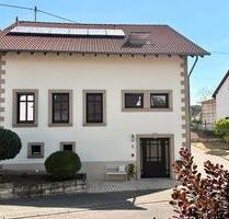 Charmantes Bauernhaus mit Gewerbehalle - Schwalbach