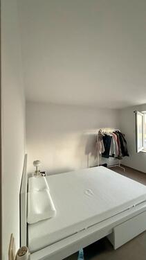 Foto - Helles Zimmer in ruhiger Lage, nur 5 Gehminuten zu Supermärkten!