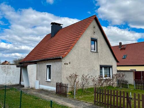 Foto - Freistehendes Einfamilienhaus mit Anbauten und großem Grundstück